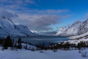 Tromsø: Fjords & Beaches Tour with campfire and Arctic food - Grøtfjord and Rekvikeidet: the pass that adds variety